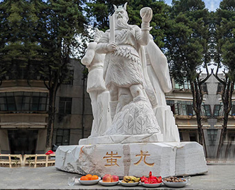 云南石雕黃帝、炎帝、蚩尤雕塑安裝效果展示