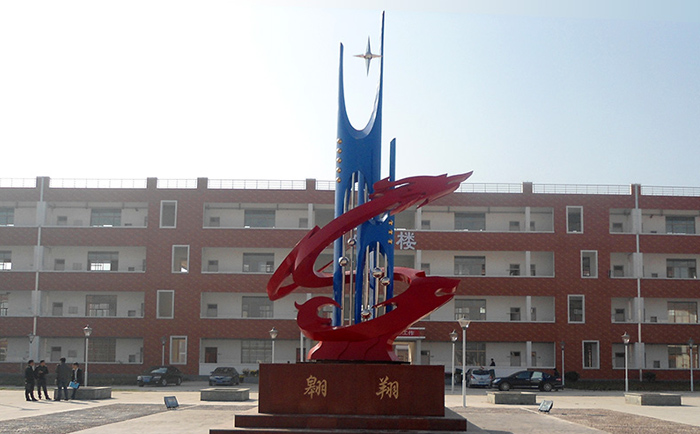 不銹鋼雕塑制作完成之后，需要對(duì)表面進(jìn)行打磨噴漆，這樣才可以獲得想要的表面效果，不銹鋼雕塑打磨噴漆有一些注意事項(xiàng)，下面給大家介紹一下。